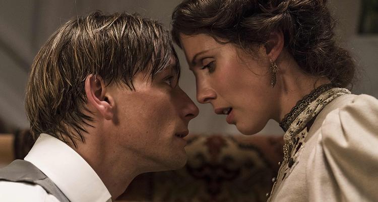 Esben Smed og Katrine Greis-Rosenthal spiller hovedrollerne som Lykke-Per og Jakobe i Bille Augusts film, der har biografpremiere på torsdag.   Rolf Konow 