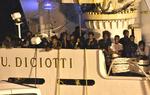 Migranter gør klar til at gå fra borde efter flere dages venten i Catanias havn. De er blev et billede på EU's handlingslammelse og får nu en repræsentant for den italienske regering til at true med at nedlægge veto mod unionens budget. Orietta Scardino/AP