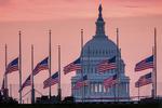 Flagene i Washington gik søndag på halv for at ære John McCain. J. David Ake/AP