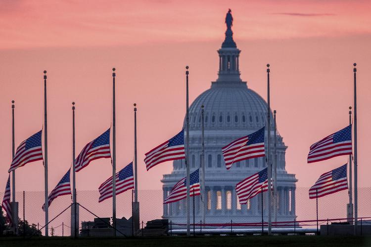 Flagene i Washington gik søndag på halv for at ære John McCain. J. David Ake/AP