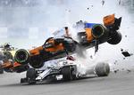 Charles Leclerc kan i den hvide racer se Fernando Alonso komme flyvende, og måske blev den unge monegasker reddet af den nye indretning over hans hoved. Geert Vanden Wijngaert/AP