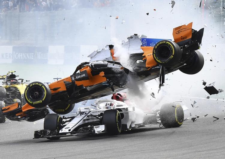 Charles Leclerc kan i den hvide racer se Fernando Alonso komme flyvende, og måske blev den unge monegasker reddet af den nye indretning over hans hoved. Geert Vanden Wijngaert/AP