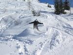 Landsbyen i 1.250 meters højde, der udtales Vo-cha-ni, har knap så travle pister som Alpe d'Huez. Vaujany er med den bløde sne, snævre pister omgivet af nåletræer og larmende tavshed den bejlende lillebror. Sebastian Risbøl