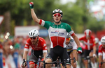 Elia Viviani sejrer suverænt i massespurten på 3. etape, og i baggrunden ses italienerens danske holdkammerat Michael Mørkøv i dannebrogstrikoten. Foto: Unipublic/Luis Ángel Gómez. 