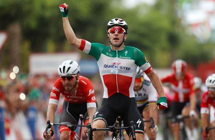 Elia Viviani sejrer suverænt i massespurten på 3. etape, og i baggrunden ses italienerens danske holdkammerat Michael Mørkøv i dannebrogstrikoten. Foto: Unipublic/Luis Ángel Gómez. 