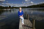 Aase Brændstrup har fået mange forklaringer fra Vurderingsstyrelsen på, hvorfor hun lige med et skulle betale 14.000 kr. mere om året i grundskyld for sit sommerhus ved Borre Sø.  Jacob Ehrbahn/POLFOTO