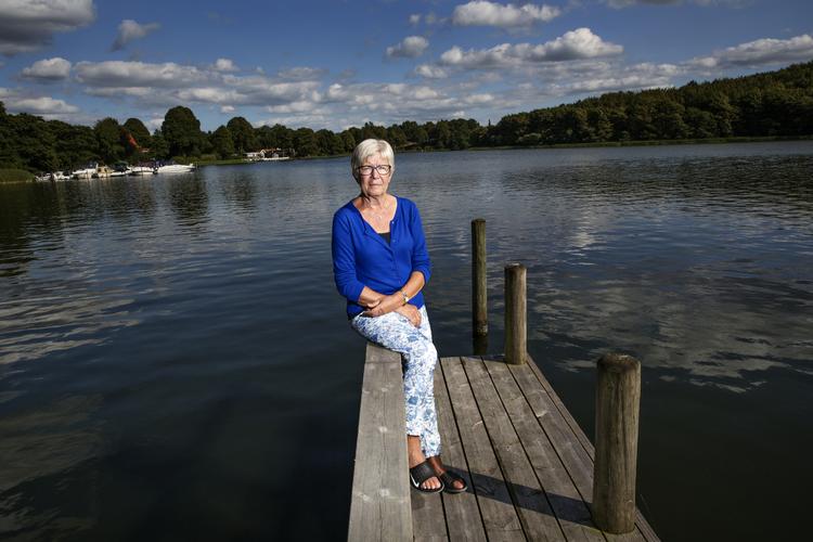 Aase Brændstrup har fået mange forklaringer fra Vurderingsstyrelsen på, hvorfor hun lige med et skulle betale 14.000 kr. mere om året i grundskyld for sit sommerhus ved Borre Sø.  Jacob Ehrbahn/POLFOTO