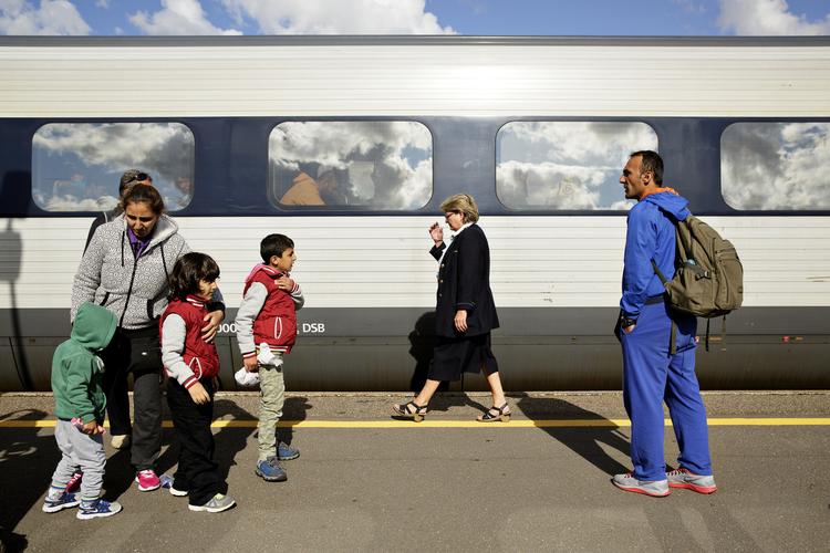 I september 2015 strømmede flygtninge og migranter til Danmark. Flere hundrede ankom til Rødby med tog. I kølvandet er fulgt en lang række stramninger i Danmarks udlændingepolitik.  Lasse Kofod/POLFOTO