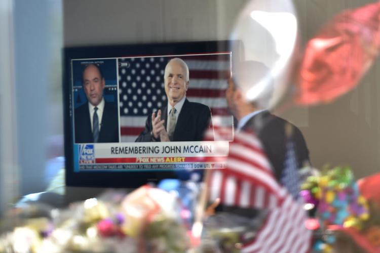 Lørdag døde senator, John McCain, efter alvorlig sygdom. Han har gennem årene stået langt fra præsident Donald Trump, politisk.    Robyn Beck/Ritzau Scanpix