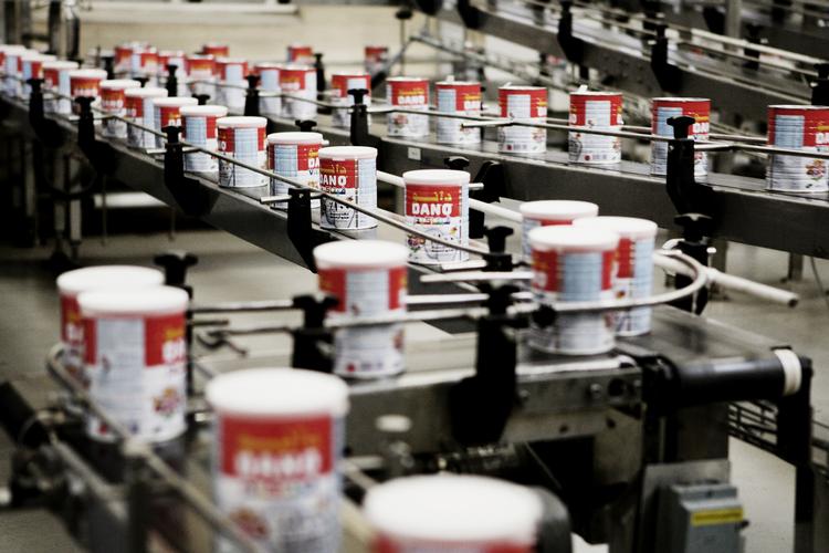 
    Arla Foods / Arinco
Det hvide guld. priserne på mælkepulver er i løbet af sommeren tordnet i vejret pga. global mangel på mælk. Arlas pulver fabrik i Videbæk er derfor en ren pengemaskine.
Mælkepulveret DANO fremstilles på fabrikken i Videbæk.
   Tycho Gregers/POLFOTO