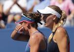 Det var tirsdag en meget varm omgang på Arthur Ashe Stadium for både Stosur og Wozniacki, men danskeren klarede det bedst.  Frank Franklin Ii/AP