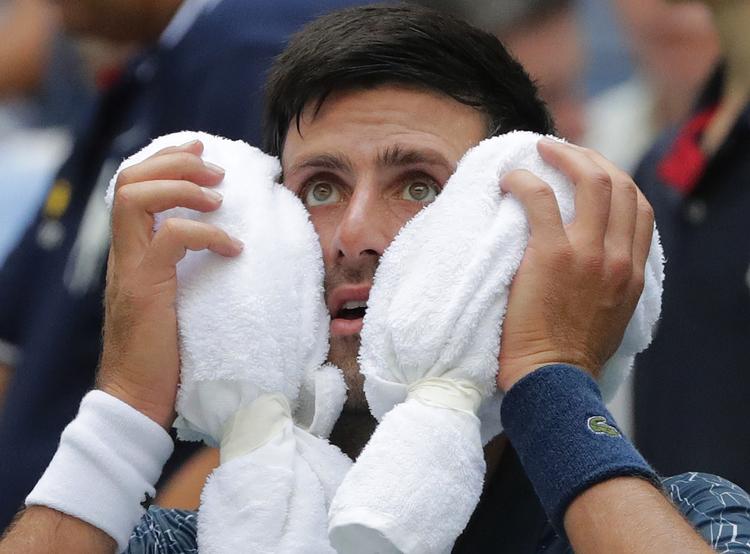Novak Djokovic var på et tidspunkt tirsdag hårdt ramt af varmen i US open, men isposer og et isbad i en pause hjalp ham over krisen.
   Frank Franklin Ii/Ritzau Scanpix