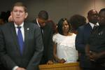 Odell Edwards, far til Jordan Edwards, og Karen Dancer, Jordans bedstemor var til stede i retten, da afgørelsen faldt. At politimanden, som skød Jordan Edwards er fundet skyldig i drab.  Rose Baca/AP