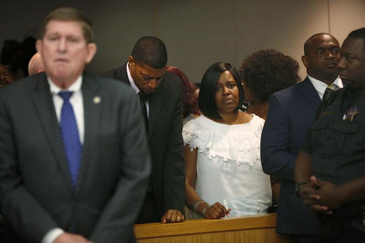Odell Edwards, far til Jordan Edwards, og Karen Dancer, Jordans bedstemor var til stede i retten, da afgørelsen faldt. At politimanden, som skød Jordan Edwards er fundet skyldig i drab.  Rose Baca/AP