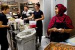 Køkkenchef Mette Strarup sammen med Shazia Asim, Parveen Bibi og Fadimo Ismail. Finn Frandsen/POLFOTO