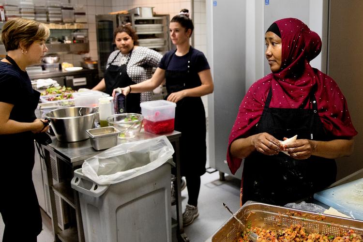 Køkkenchef Mette Strarup sammen med Shazia Asim, Parveen Bibi og Fadimo Ismail. Finn Frandsen/POLFOTO