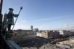 En statue af en vægter betragter den by, Borgerrepræsentationens budgetforlig får så stor betydning for. Jens Dresling/POLFOTO