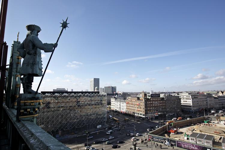 En statue af en vægter betragter den by, Borgerrepræsentationens budgetforlig får så stor betydning for. Jens Dresling/POLFOTO