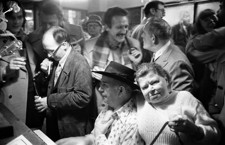 Det er en speget affære, historien om det gamle værtshus Skindbuksen, der i sidste uge lukkede. Men nu åbner den nye ejer  angiveligt værtshuset igen. Billedet er fra 250-års-jubilæet. Arkivfoto Lars Hansen