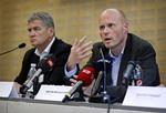 Morten Mølholm (t.h.) vil have landsholdsspillerne til at tænke på bredden og den helhed, som de er en del af i dansk fodbold kontra økonomi i den nuværende strid. Foto: Jens Dresling.
   Jens Dresling/POLFOTO