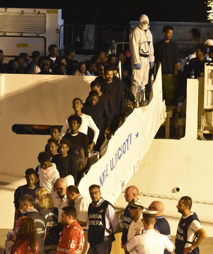Italien vil have flere lande til at løfte byrden og tage imod de migranter, der samles op i Middelhavet.
 Orietta Scardino/AP