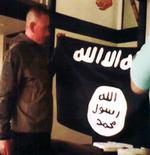 FBI har fremlagt billeder og videomateriale, der viser, hvordan Sergent Ikaika Kang svor troskab til Islamisk Stat. han har efterfølgende indrømmet, at han blandt andet har videregivet hemmelige militære oplysninger til den militante organisation. Fbi via U.s. Attorney's Office District of Hawaii/AP