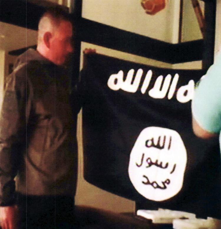FBI har fremlagt billeder og videomateriale, der viser, hvordan Sergent Ikaika Kang svor troskab til Islamisk Stat. han har efterfølgende indrømmet, at han blandt andet har videregivet hemmelige militære oplysninger til den militante organisation. Fbi via U.s. Attorney's Office District of Hawaii/AP