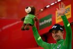 Polakken Michal Kwiatkowski optræder på dagens 6. etape i Vuelta a España  i den grønne pointtrøje, efter at han i går måtte afgive den overordnede førsteplads til franskmanden Rudy Molard.
   Jorge Guerrero/Ritzau Scanpix