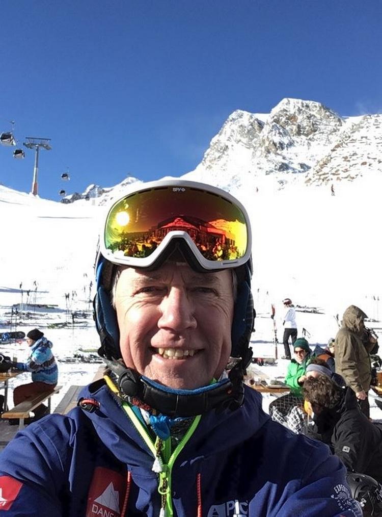 Om vinteren bor Svend Ellemann Andersen i Alperne. Tidligere var det som skiguide, men nu coacher han de unge guider. Svend Ellegaard Andersen