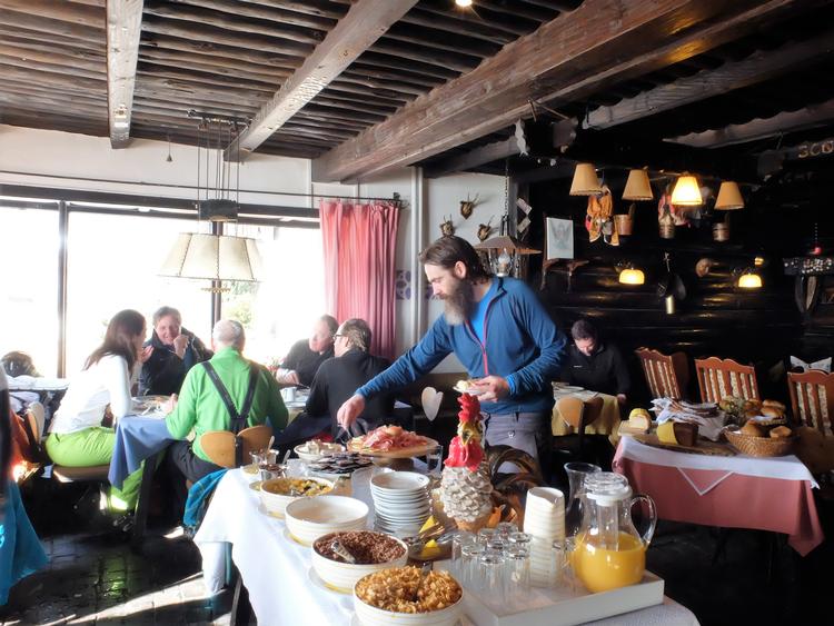 Efter skiløbet, hvor man har pisterne helt for sig selv, bliver der serveret en dejlig brunch på bjerghotellet Blaickner's Sonnalm. Lasse Foghsgaard