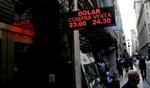Den argentinske pesos fortsætte med at tabe værdi overfor den amerikanske dollar. Nu forsøger regeringen at få fremskyndet et milliardlån hos IMF for at genskabe tilliden til landet. 
   Natacha Pisarenko/AP