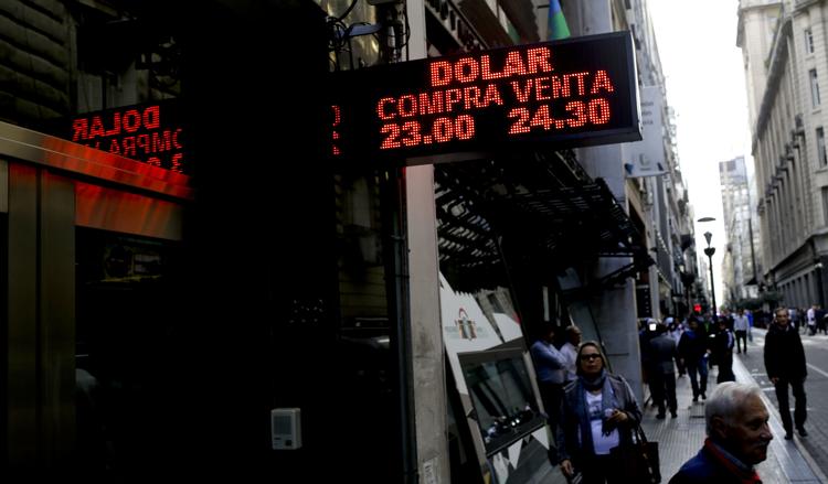 Den argentinske pesos fortsætte med at tabe værdi overfor den amerikanske dollar. Nu forsøger regeringen at få fremskyndet et milliardlån hos IMF for at genskabe tilliden til landet. 
   Natacha Pisarenko/AP