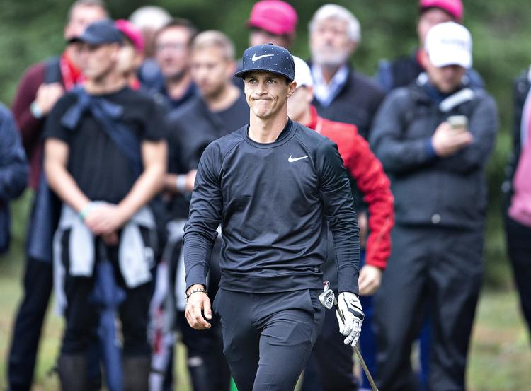 På banens 4. hul slog Thorbjørn Olesen sin bold ind i skovbunden. Den blev først fundet efter de fem minutters frist var overskrevet, og så måtte han tilbage til teestedet og slå en ny. Henning Bagger/Ritzau Scanpix