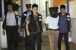
  Politiet i Hongkong henter en professor, der er mistænkt for at have myrdet sin kone og skjult liget i en kuffert. /AP