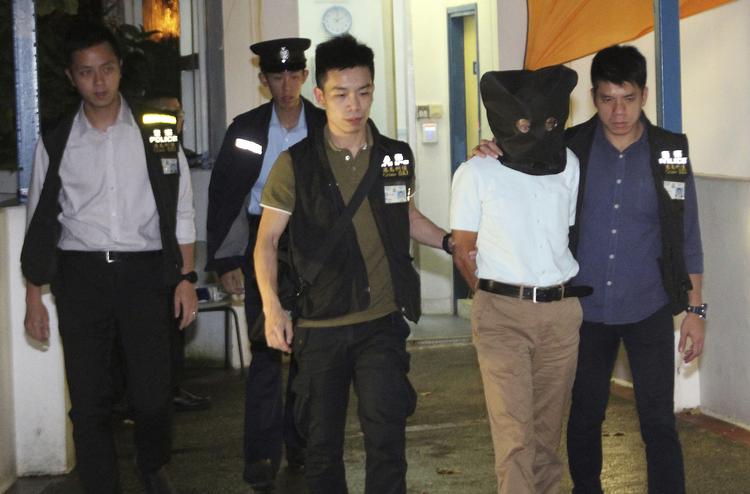 
  Politiet i Hongkong henter en professor, der er mistænkt for at have myrdet sin kone og skjult liget i en kuffert. /AP