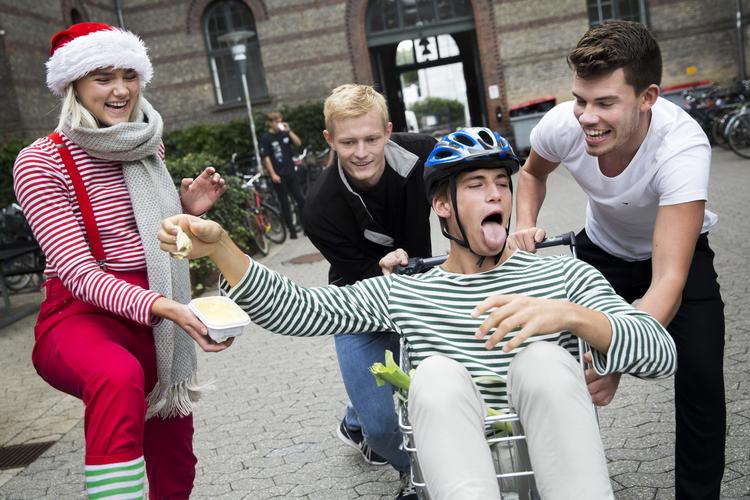 »Jeg tror, jeg havde regnet med, at introdagene ville være mere ydmygende, som de er i gymnasiet. Men det er det overhovedet ikke. De er ekstremt bevidste om, at man bliver budt velkommen i et fællesskab«, siger 21-årige Stella Lystlund.  Louise Herrche Serup/POLFOTO