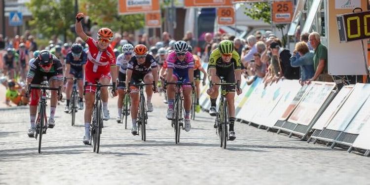 Amalie Dideriksen slår sejrrigt til i massespurten på 3. etape i Boels Ladies Tour. 