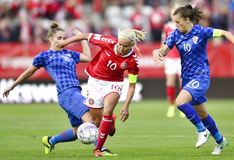     Pernille Harder var i aktion for landsholdet, da Uefa kårede som Europas bedste.  Bo Amstrup/Ritzau Scanpix