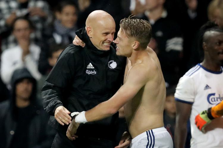 Ståle Solbakken og Viktor Fischer mente begge, at FCK med sejren over Atalanta tog et skridt tilbage mod, hvad klubben var inden den skuffende sæson 2017/2018.
    Europaleague kvalifikation i Parken: FCK - Atalanta. FCKs Cheftræner Ståle Solbakken og Viktor Fischer jubler efter kampen.
   Jens Dresling/POLFOTO