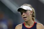 Caroline Wozniacki kunne torsdag aften ikke finde de rette løsninger i opgøret mod Lesia Tsurenko, og det endte derfor med et logisk nederlag. Adam Hunger/AP