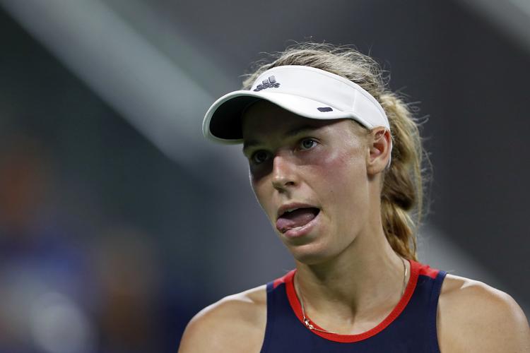 Caroline Wozniacki kunne torsdag aften ikke finde de rette løsninger i opgøret mod Lesia Tsurenko, og det endte derfor med et logisk nederlag. Adam Hunger/AP