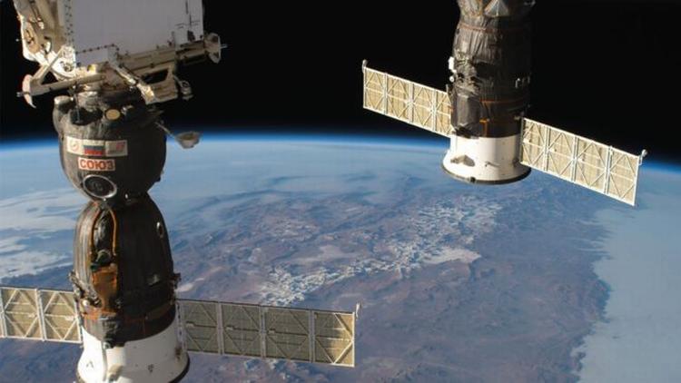 Lækket blev lokaliseret til Sojus-fartøjet Sojus MS-09 (til venstre) som ankom til rumstationen i juni med tre nye 'beboere'. Foto: Nasa 