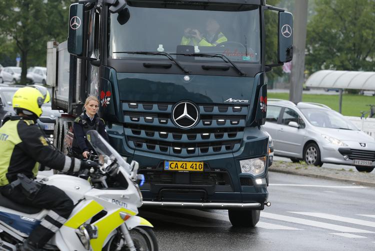 Politiet rekonstruerer ulykken  der skete fredag morgen i København. Man undersøger bl.a., hvad der kan ses i spejlene på en lastbil. Jens Astrup/Ritzau Scanpix