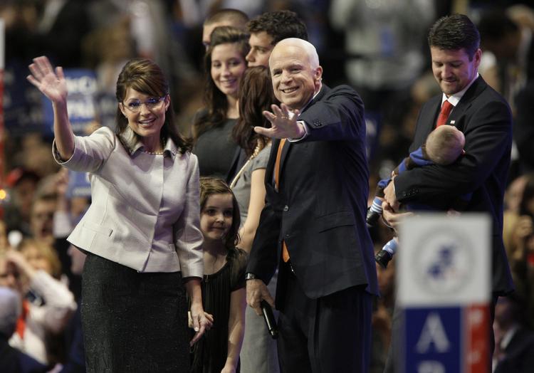 Sarah Palin og John McCain hilser på græsrødderne efter Palins tale på Det Republikanske Konvent i 2008. Charlie Neibergall/AP