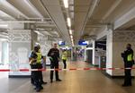 Politi og sikkerhedspersonale har spærret  Amsterdams Central Station af efter et knivstikkeri fandt sted fredag. Motivet er endnu ukendt.  Germain Moyon/Ritzau Scanpix