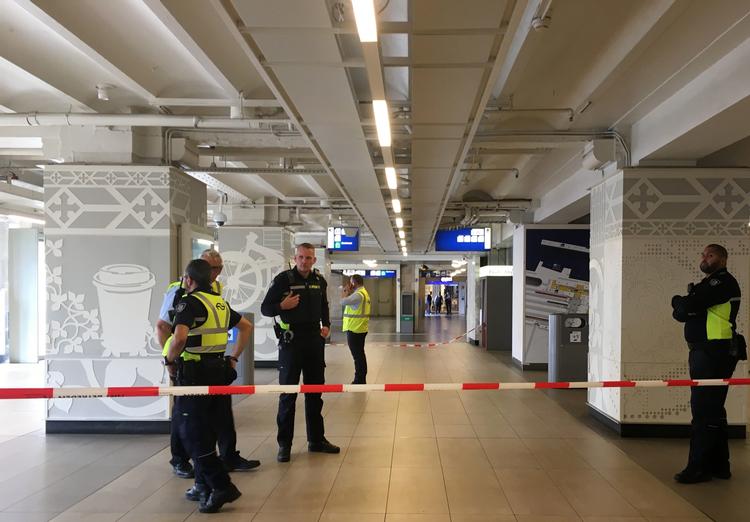 Politi og sikkerhedspersonale har spærret  Amsterdams Central Station af efter et knivstikkeri fandt sted fredag. Motivet er endnu ukendt.  Germain Moyon/Ritzau Scanpix