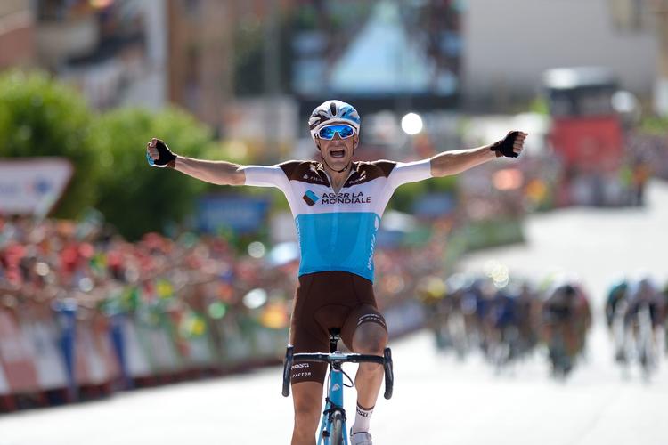 Tony Gallopin har god tid til at juble, mens forfølgerne er henvist til at kæmpe om de sekundære placeringer.
   Jorge Guerrero/Ritzau Scanpix