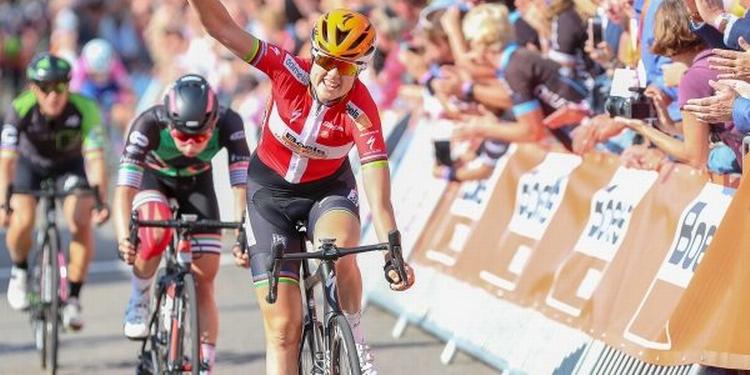 Amalie Dideriksen jubler over sin anden sejr i det hollandske WorldTour-løb Boels Ladies Tour. 