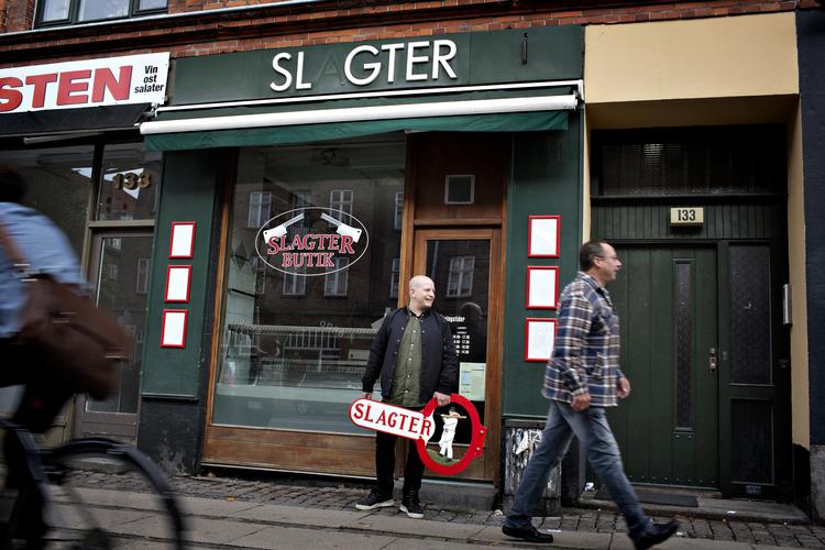 I hele landet, og selv i en så stor by som København, lukker slagterbutikkerne på stribe. En af de lukkede, er her Mikael Richter Svendsen, Slagter Svendsen, Jagtvej. Martin Lehmann/POLFOTO