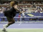 Venus Williams i baggrunden forsøgte at presse sin søster Serena Williams, men det lykkedes ikke natten til lørdag dansk tid i New York.  
   Julio Cortez/AP